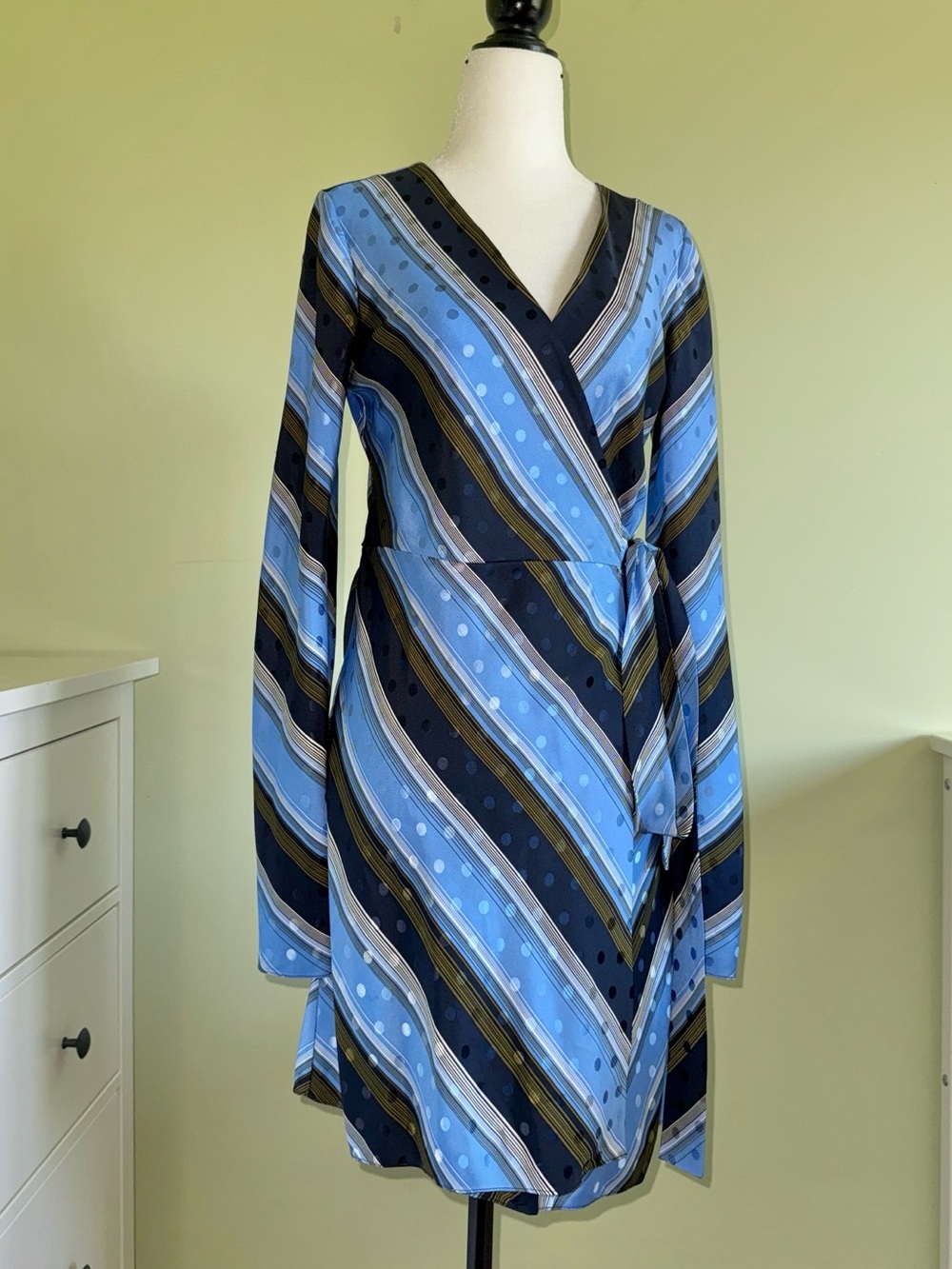 Diane Von Furstenberg 100% Silk Wrap Mini Dress Size 2 - Picture 4 of 17